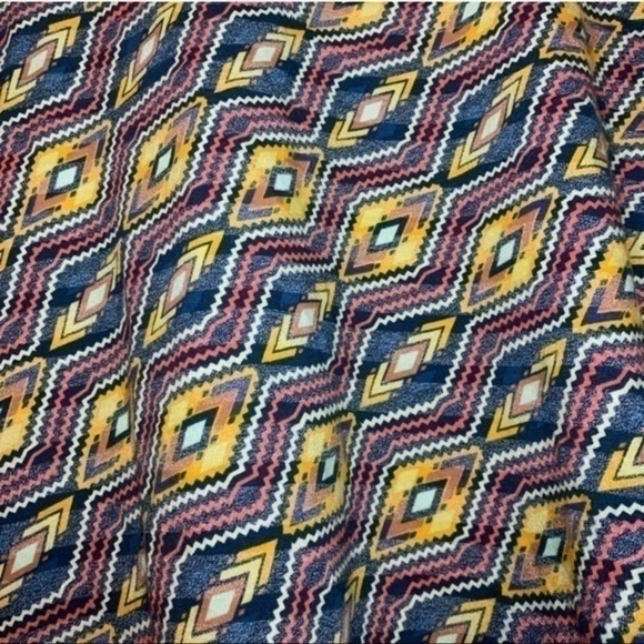 Lularoe Lynnae Long Sleeved Tee NWT size Small - Picture 3 of 7